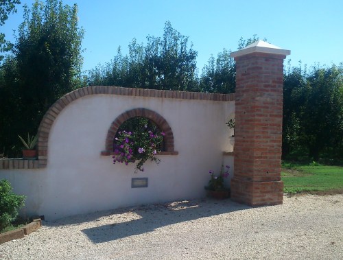 cappello su pilastro in facciavista - a falda inclinata con falsopiano