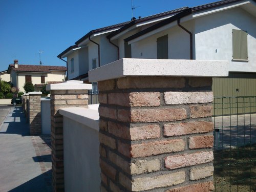 cappello in cemento e graniglia bianca - spessore 8 cm. - con falde in leggera pendenza