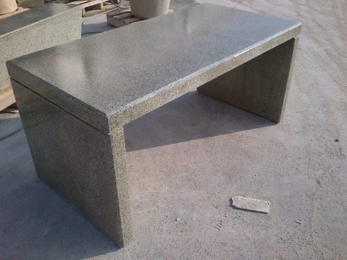 tavolo in graniglia verde 'alpi' e cemento grigio levigato con trattamento ad effetto bagnato
